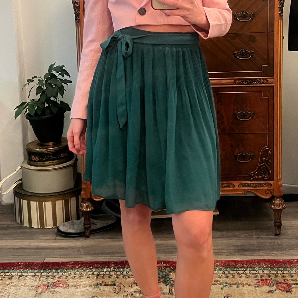 H&M green above the knee pleated skirt with tie waist
